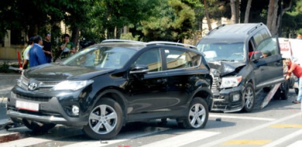MTN-nin qarşısında iki ‘Toyota’ toqquşdu -  FOTOLAR 