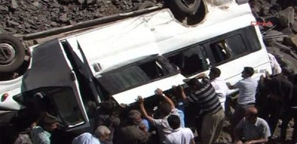 Ucarda avtobus aşdı: 10-dan çox yaralı var