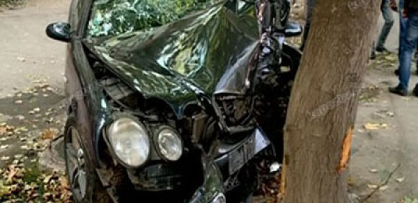 11-ci sinif şagirdi maşını ağaca çırpdı - FOTOLAR