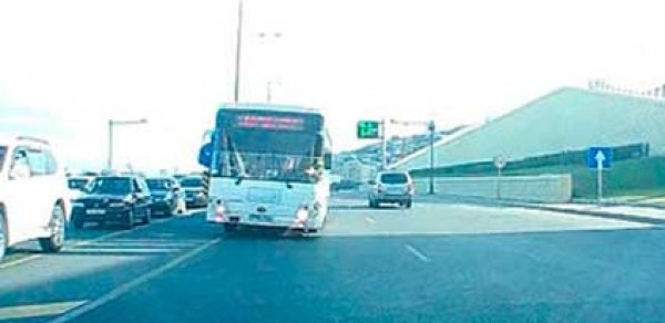 Bakıda avtobus sürücüsü insanların həyatı ilə oynadı - VİDEO