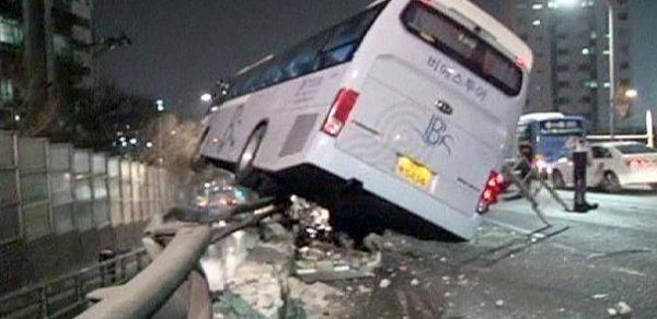 Bakıda 2 sərnişin avtobusu toqquşdu