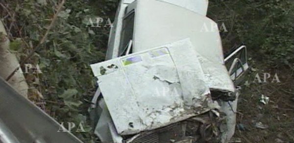 Avtomobil çaya aşdı: 1 ölü var -  FOTOLAR 