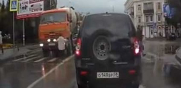 Qadın ‘Kamaz’ın altında belə qaldı -  VİDEO 