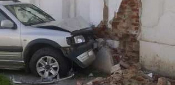 Bakıda maşın hasara çırpıldı: 1 ölü, 4 yaralı 