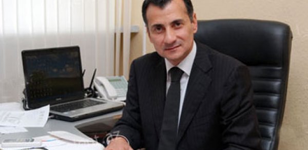Bir Əkrəm daş yuxuları yazır, digər Əkrəm isə bu yuxuları çin çıxarır