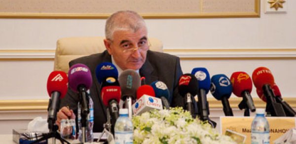 Məzahir Pənahov: "Bu irada bişmiş toyuğun gülməyi gəlir"
