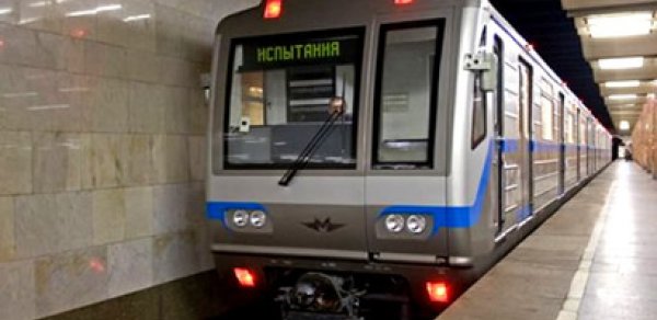 Bakı metrosunda kişi özünü qatarın altına belə atdı -  VİDEO 