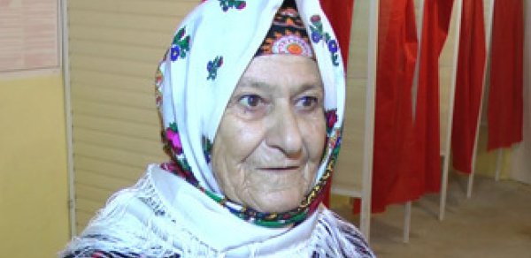 Lənkəranda ağbirçək qadın seçkiyə 60 il əvvəl gəlinliyə geydiyi libasla gəldi