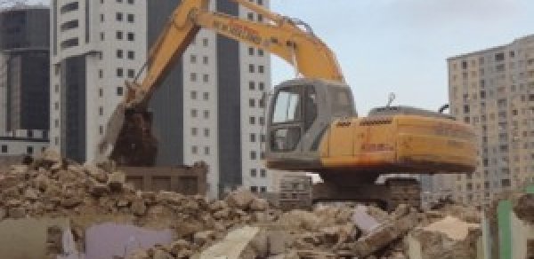 ‘Dəmir yolunun ətrafındakı qeyri-qanuni evlər söküləcək’