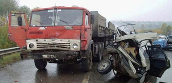 Azərbaycanda gəlin korteji qəza törətdi,polis öldü