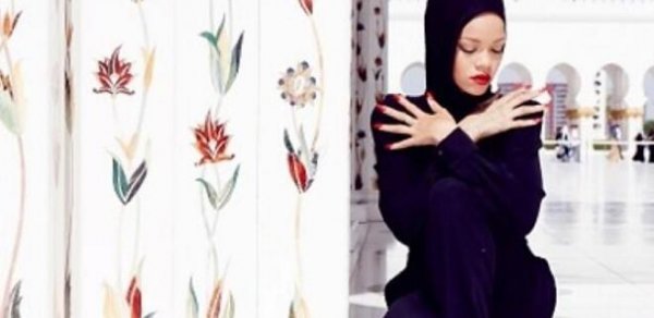 Rihanna məsciddə poza verdi, qovuldu