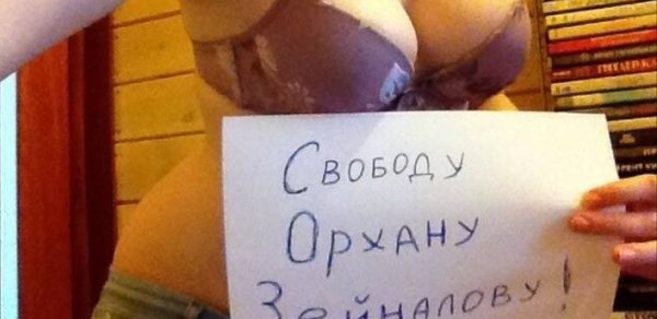 Rus qız Orxan Zeynalova görə soyundu -  FOTO 