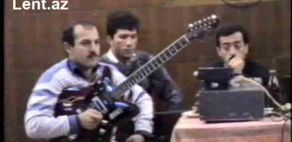 Elarizin gitara çalan vaxtlarının fotosu yayıldı- FOTO 
