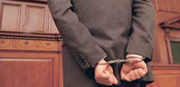 Bakıda əsgər ölümündə günahlandırılan həkim məhkəmə zalında həbs olundu