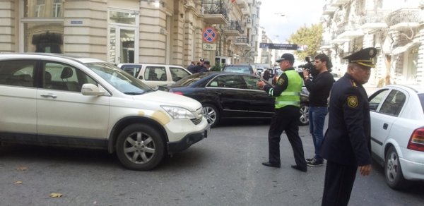 Bakıda yol polisinin cərimə yazdığı sürücü özünü doğradı-  FOTOLAR 