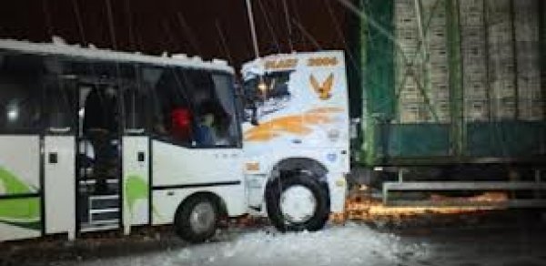 Kürdəmirdə iki yük maşını toqquşub, xəsarət alanlar var