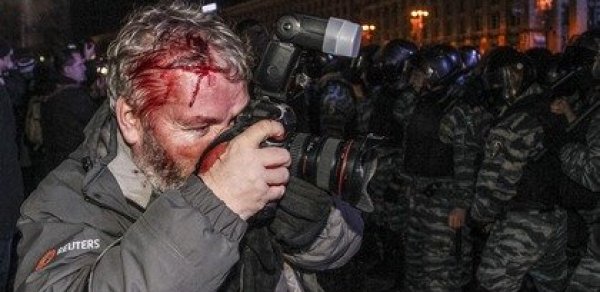 Ukraynada baş verən aksiyalarda 40 jurnalist xəsarət alıb -  FOTOLAR