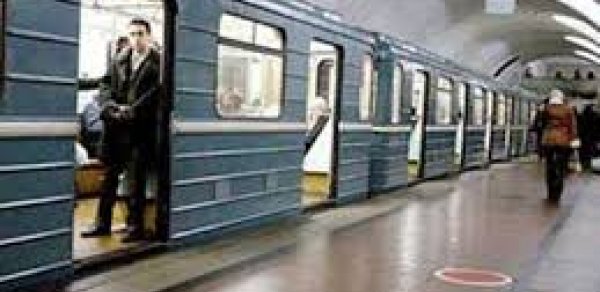 Bakı metrosunda sərxoş şəxs qatar xəttinin üstündə yıxılıb