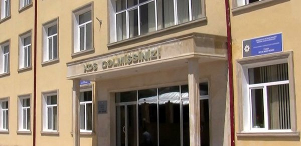 Bakıda məktəbdə valideynlər direktoru məktəbə buraxmırlar