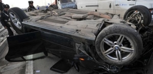 Bakıda ‘BMW’ aşdı -  Yolda tıxac yarandı 