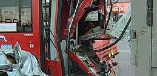Bakıda naməlum avtomobil iki avtobusa çırpılıb
