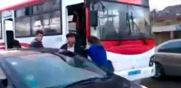 Bakıda qadın avtobus sürücüsünə hücum çəkdi - VİDEO
