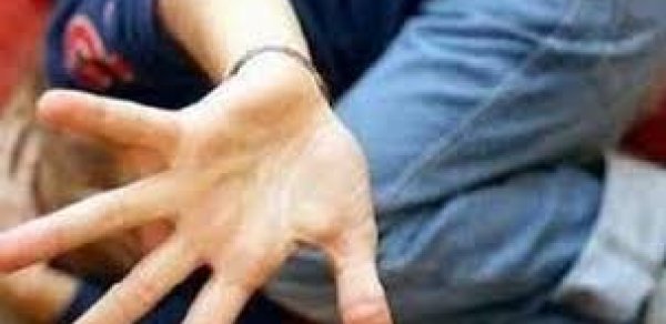 Bu qadın balaca uşağı döyə-döyə ölümcül hala saldı -  VİDEO 