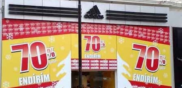Bakıda mağazalara ‘şok endirim’ yazanlar insanları necə aldadır?
