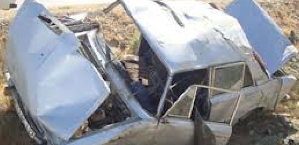 Müəllimənin idarə etdiyi minik maşını yük avtomobilinin altına girib