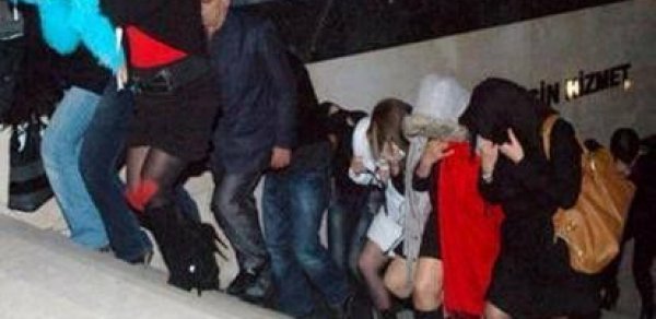 Türkiyədəki azərbaycanlı fahişə: - "Ata-anam hacıdır" 