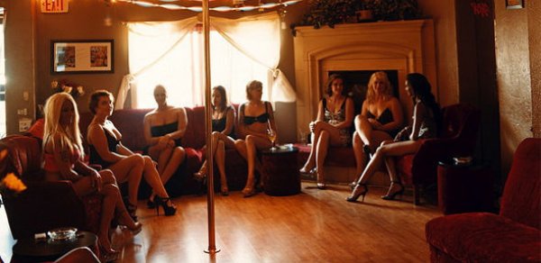 Əhmədlidəki otel fahişəxana imiş