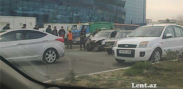 Bakıda təkəri qırılan "Lexus" bu hala düşdü -  VİDEO