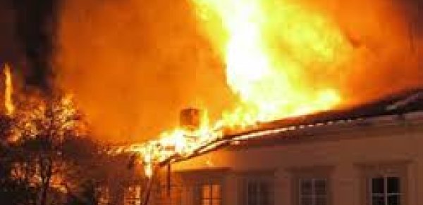 13 yaşlı qız əlil anasını xilas etmək üçün odda yandı - VİDEO 