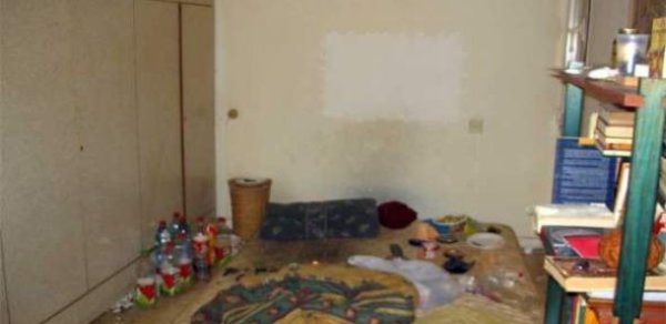 İki uşaqla ayaqyolunda yaşayan ailə - VİDEO 