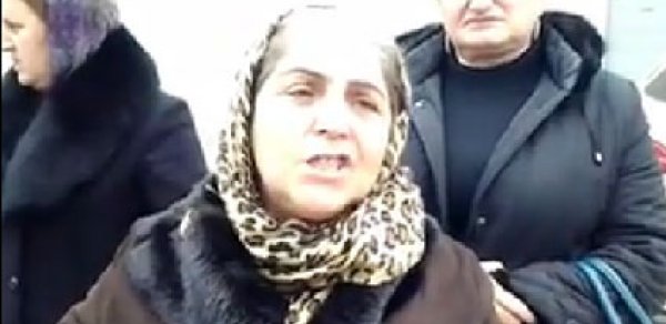 Qaçqınlar ‘Qaçqınkom’un benzin şüşələri ilə binasına yürüş etdi - VİDEO 