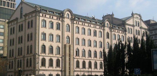 “Landmark Baku” oteli hərraca çıxarılıb