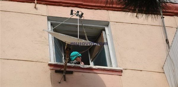 Bakıda qadın yaşadığı binanın pəncərəsinə çıxaraq intihar etmək istədi -  FOTOLAR 