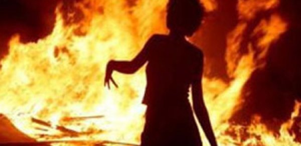 Bakıda zorlandığını deyərək özünü yandıran qızın anası danışdı