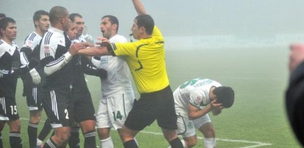 Lənkəranda futbol yerinə sillə-təpik davası -  FOTOLAR 