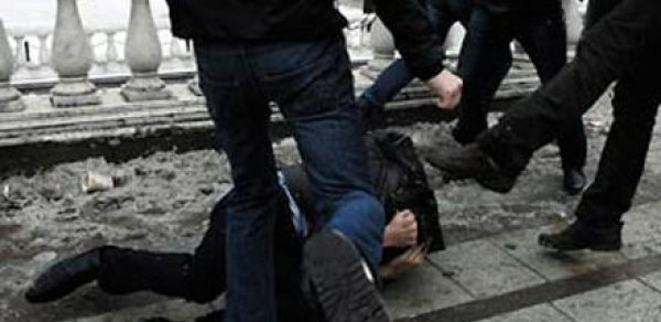 Azərbaycanda şagird məktəb direktorunu döyüb