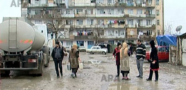 Zəlzələ iki yaşayış binasını qəzalı vəziyyətə saldı-  VİDEO