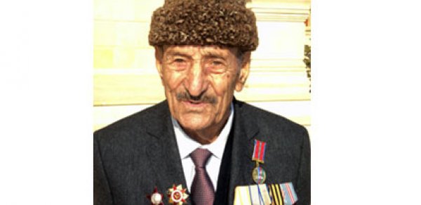 Nazir müharibə veteranını mükafatlandırdı
