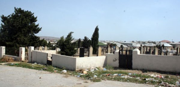 Qadının qəbiristanlıqda dəhşətli intiharı