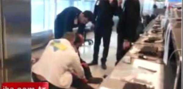 Azərbaycanlı Türkiyədə aeroportda polisi vurdu -  VİDEO