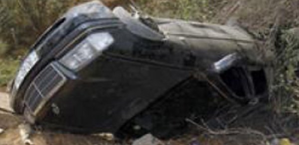 Lerikdə minik avtomobili dərəyə aşdı