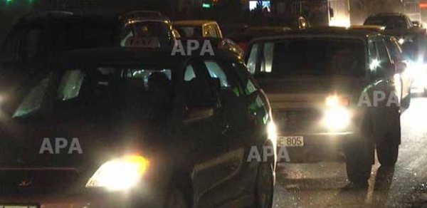 Bakıda “KİA Cerato“ işıq dirəyinə çırpıldı -  FOTO