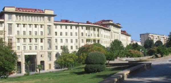 Dövlət qurumlarında çalışan elmi dərəcəsi olan işçilərin maaşları artırıldı