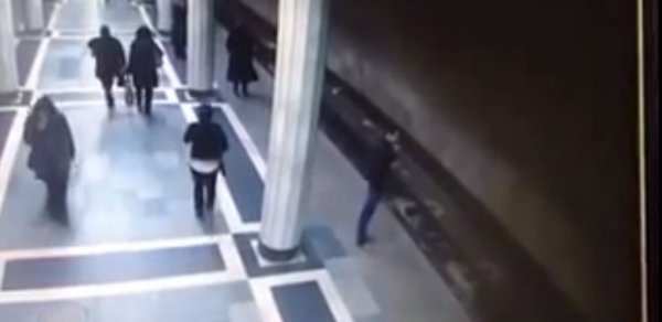 Bakıda metrosunda oğlan özünü qatarın altına belə atdı-  VİDEO 