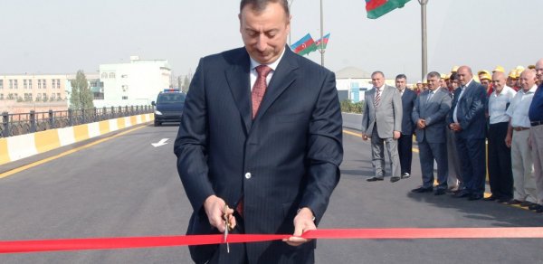 Prezident Bakıda yol tikintisinə baş çəkdi