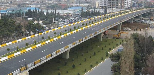 Bakıda gənc oğlan özünü körpüdən atmaq istədi